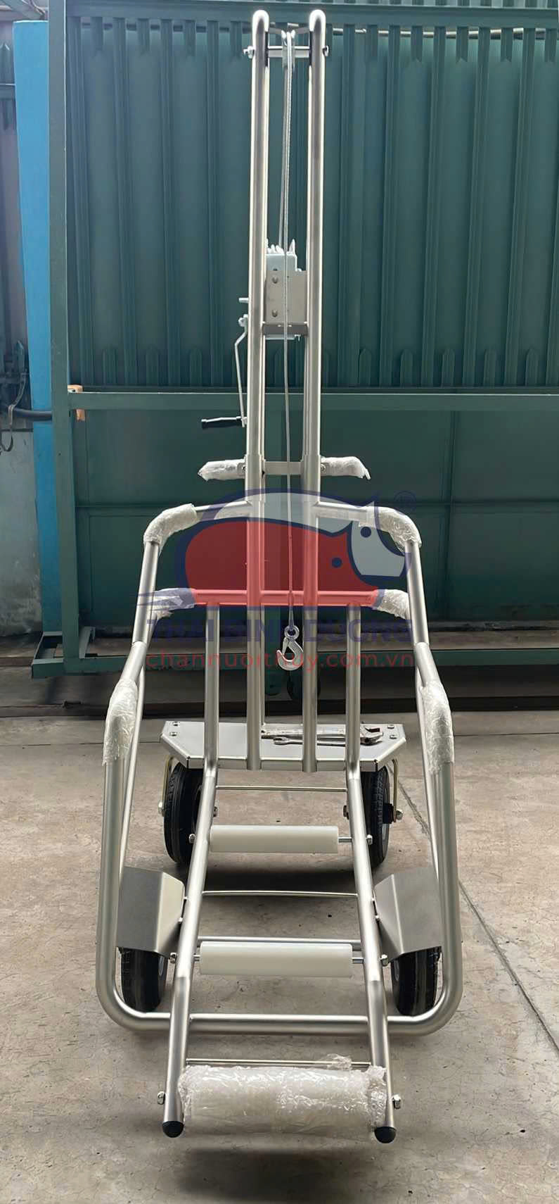 Xe kéo lợn có dây cáp thép trợ lực, chuyên dụng cho heo nái