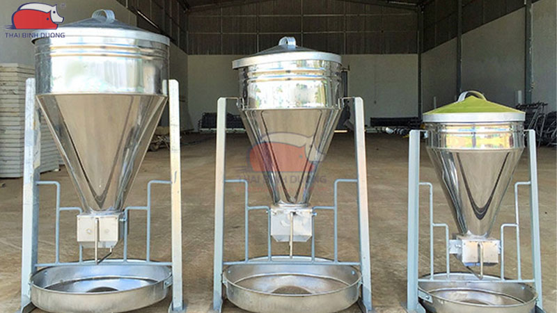 Máng lắc cho heo: Phân loại, cấu tạo và nguyên lý hoạt động 17 Máng lắc cho heo: Phân loại, cấu tạo và nguyên lý hoạt động