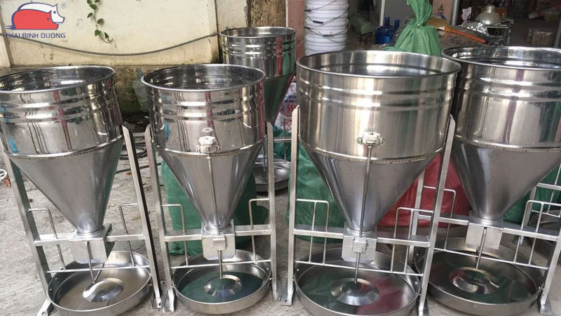 Máng lắc cho heo: Phân loại, cấu tạo và nguyên lý hoạt động 19 Máng lắc cho heo: Phân loại, cấu tạo và nguyên lý hoạt động