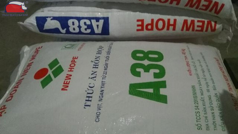 Thức ăn cho vịt: các loại cám và khẩu phần theo từng giai đoạn